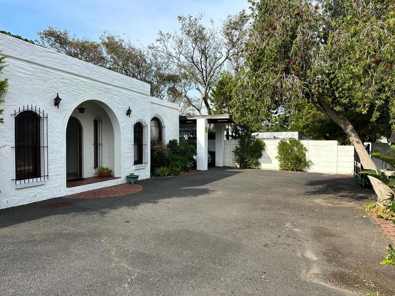 5 Bedroom Property for Sale in Bergvliet Western Cape